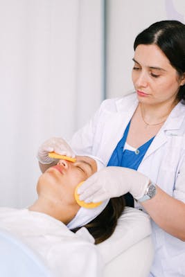 Procedimento estético com fios de sustentação facial